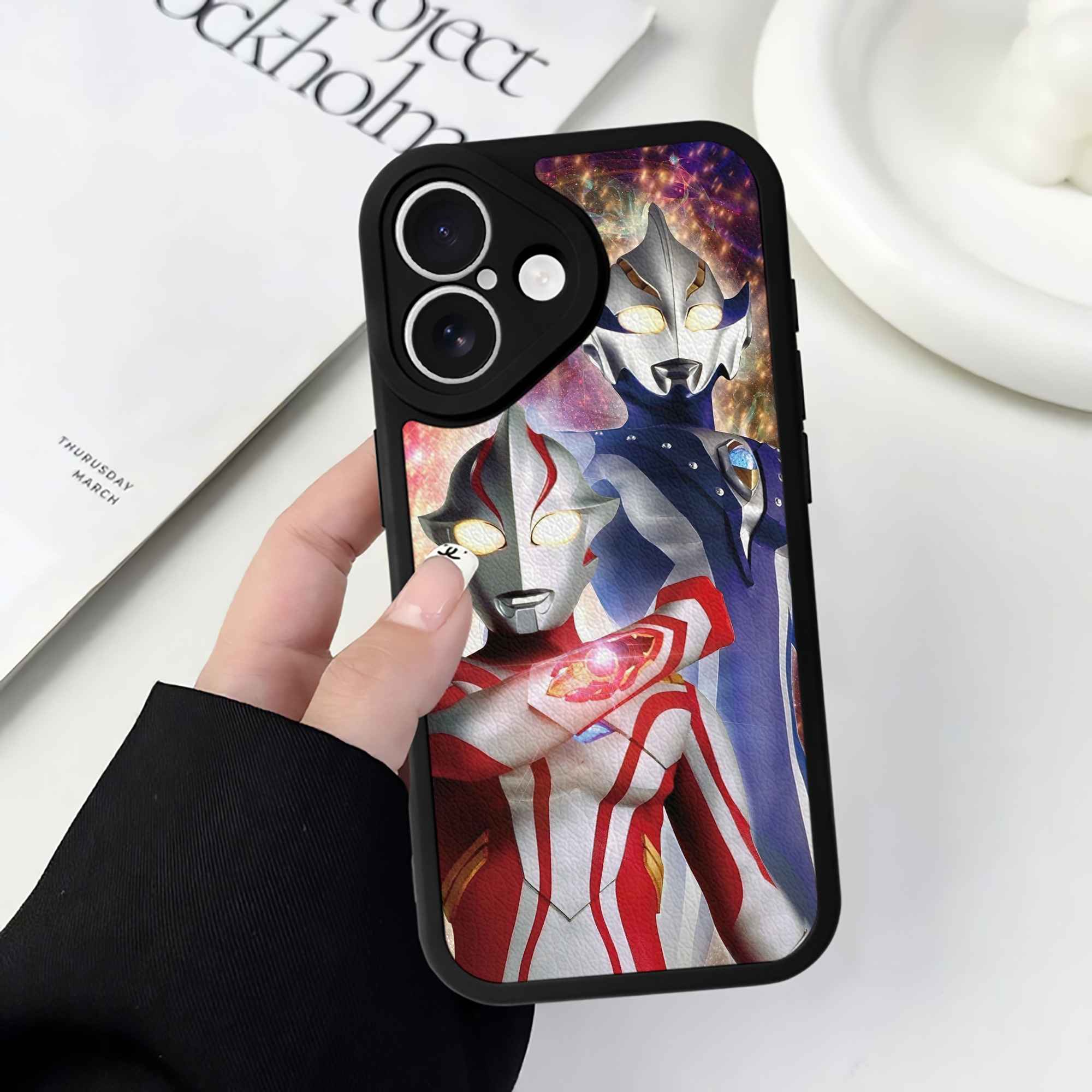 （画像用） ウルトラマン Ultraman 【iPhone 16シリーズ対応】シリコンスマホケース（レザー調） 材質：シリコン